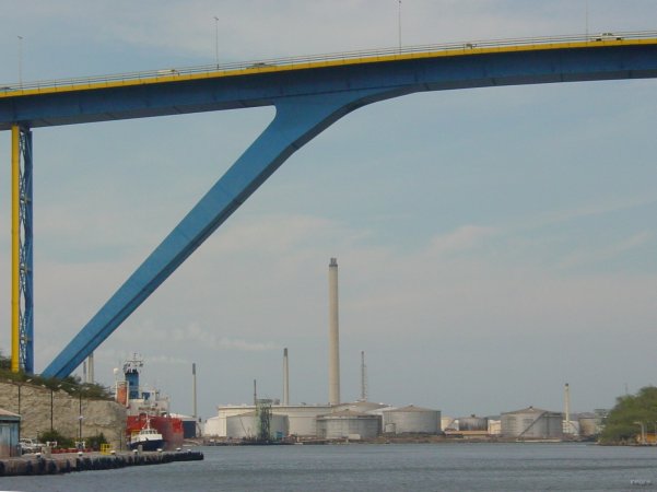 9- On passe sous le pont pour aller a Curacao Marine 